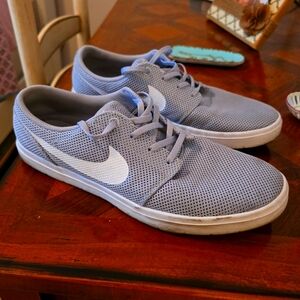 Mens Nike casual low tip shoes size 11.5. In good condition.